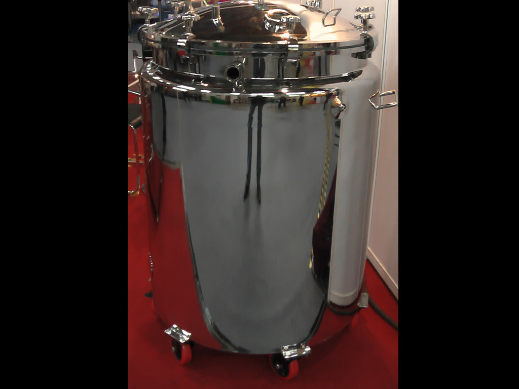 tanques de mistura de aço inoxidável de 4 quilowatts 300L para o líquido médico com rodas móveis